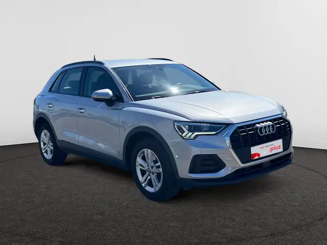 Audi Q3 view 4