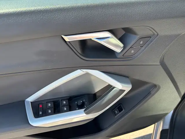 Audi Q3 view 14