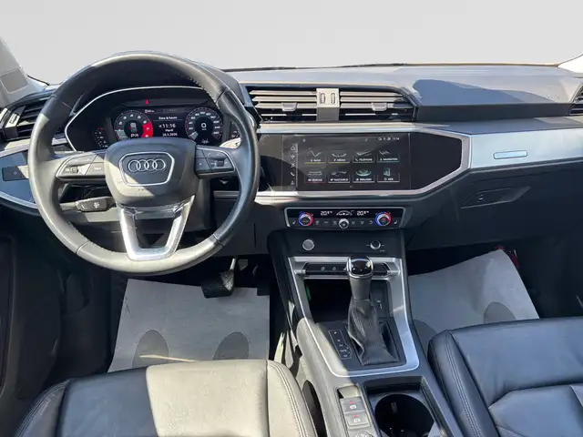 Audi Q3 view 10