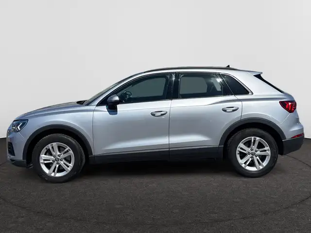 Audi Q3 view 8