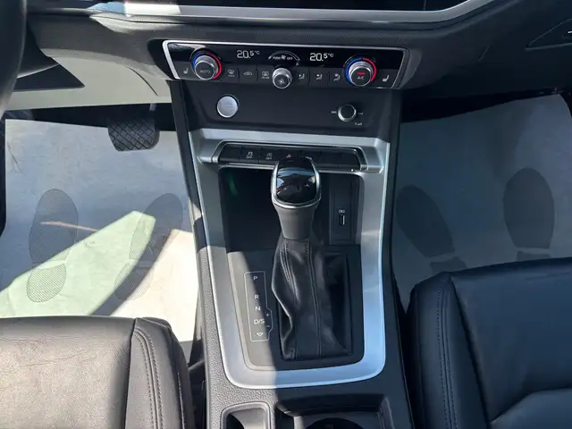 Audi Q3 view 11