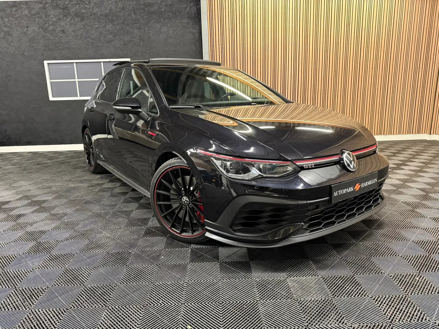 Volkswagen Golf GTI 2.0 TSI 2022 45 JAHRE Akra Pano Nurburg Zwart - 2