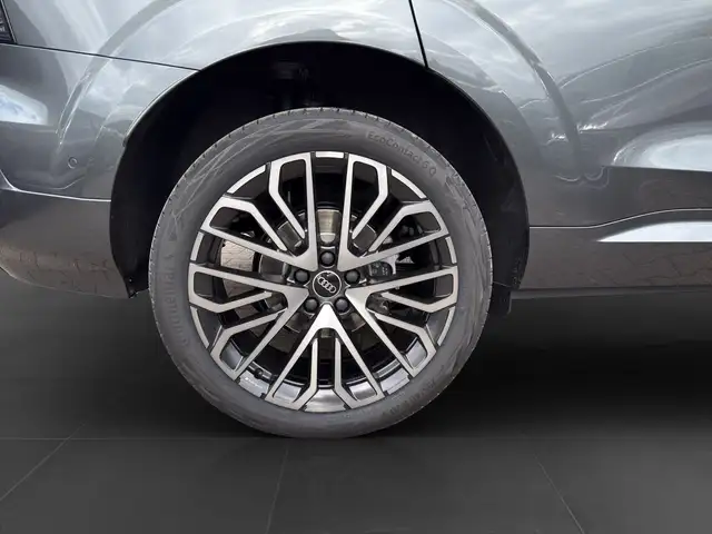 Audi Q3 view 7