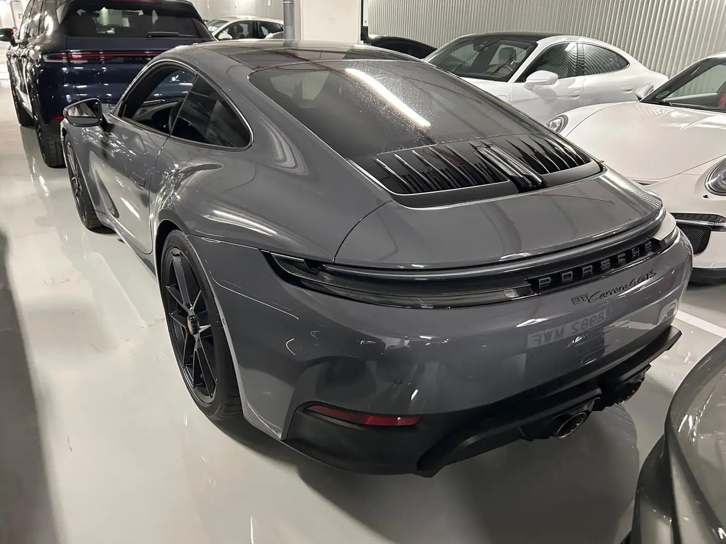 Porsche 911 Carrera 4 GTS - 1