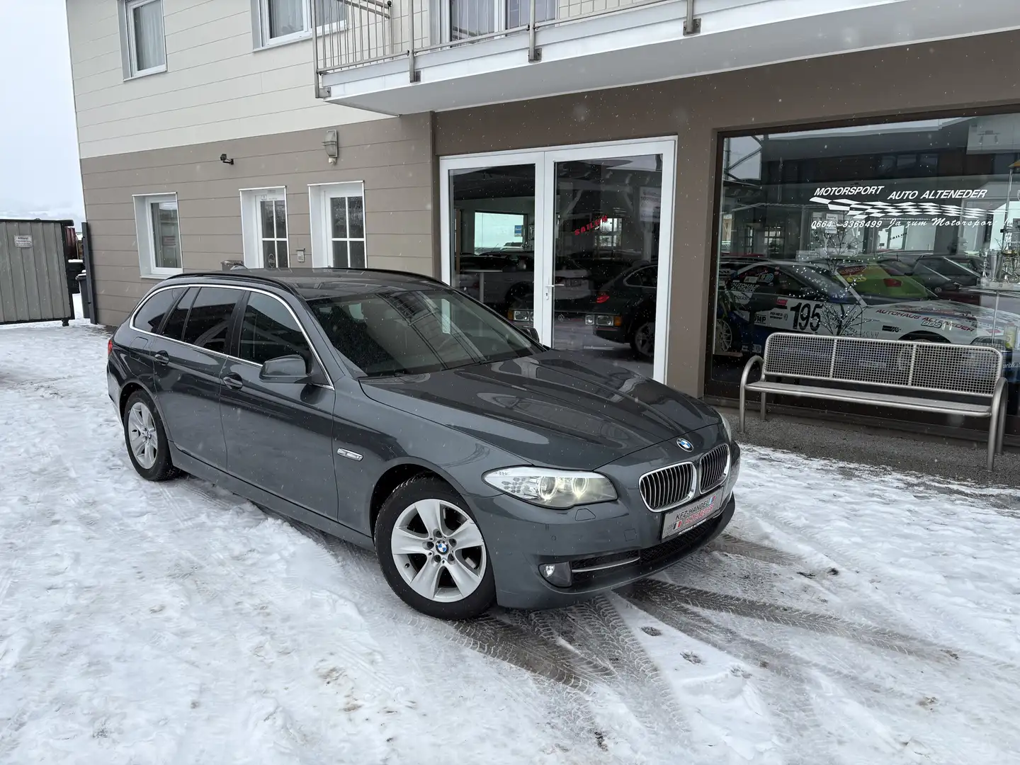 BMW 520 520d Touring Ö-Paket Aut. *1.BESITZ*NAV*AHK* Grau - 1