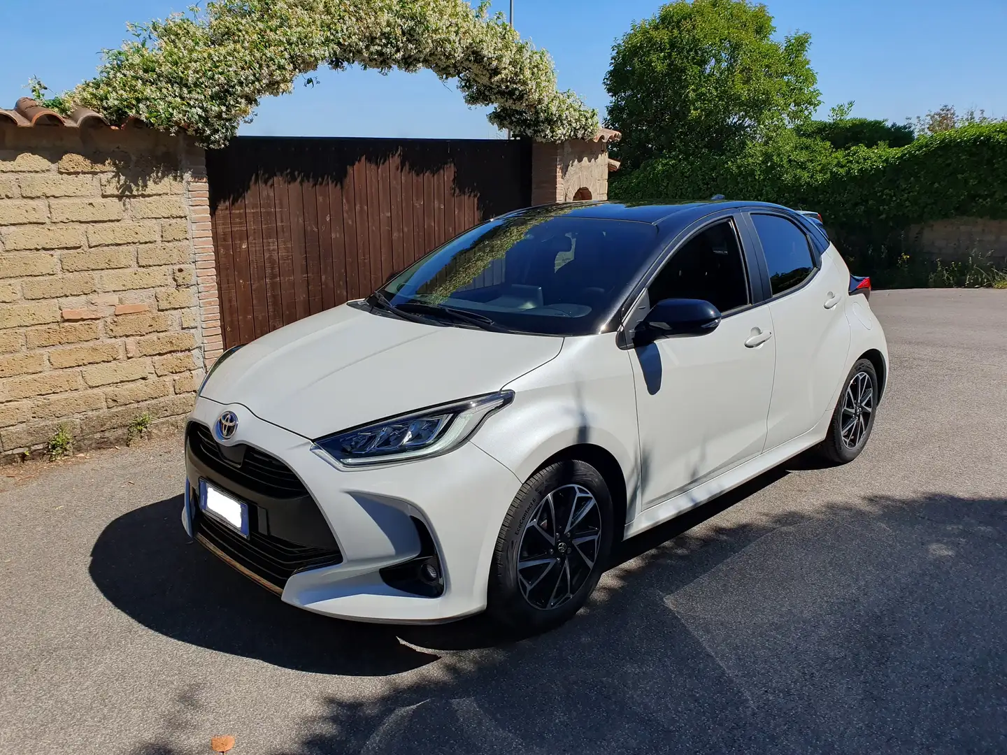 Toyota Yaris Hybrid Style colore Bianco Perla Bi-Tone Wit - 2