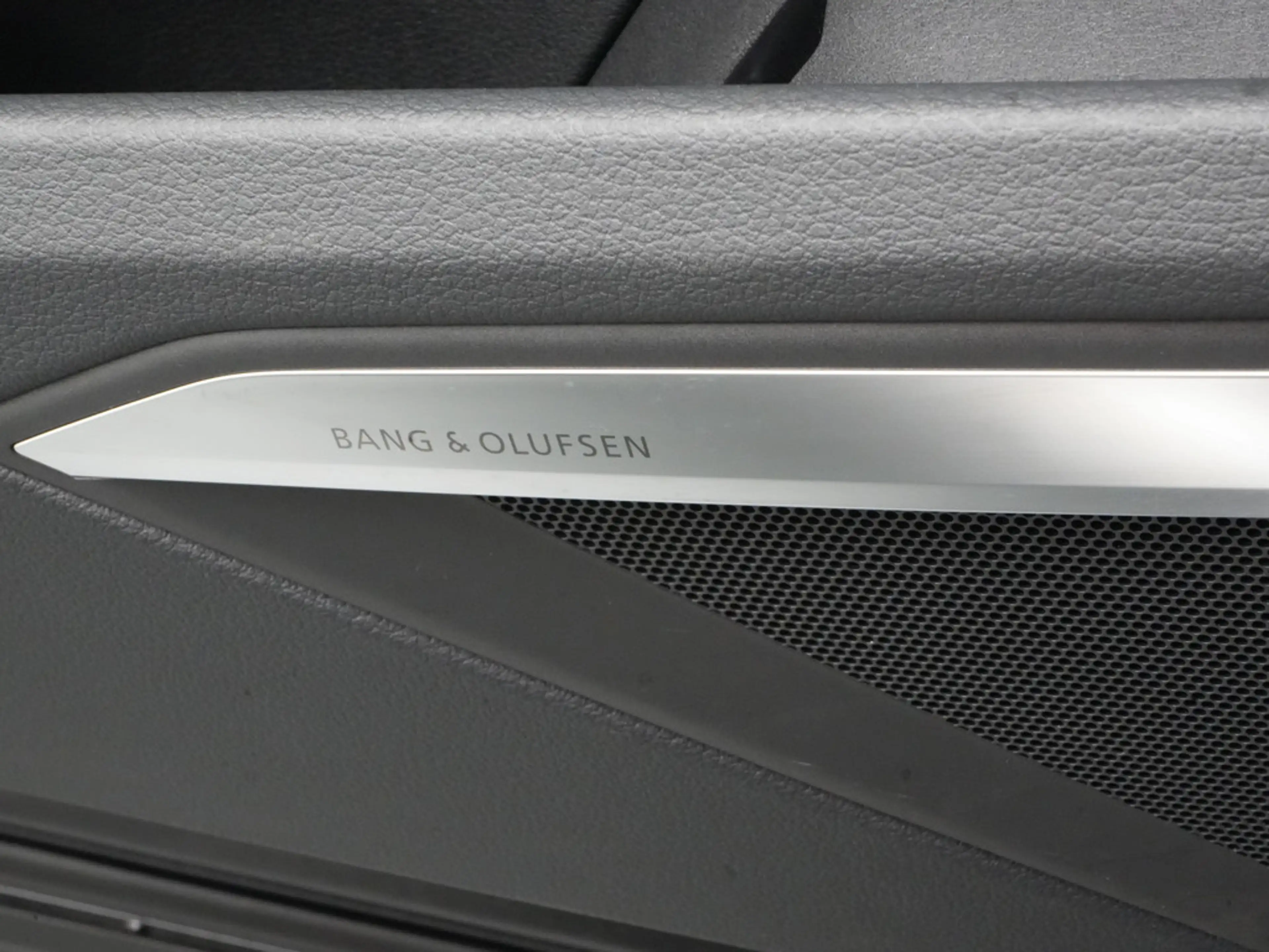 Audi Q8 e-tron quattro S line PANO MATRIX AHK ACC — photo 5