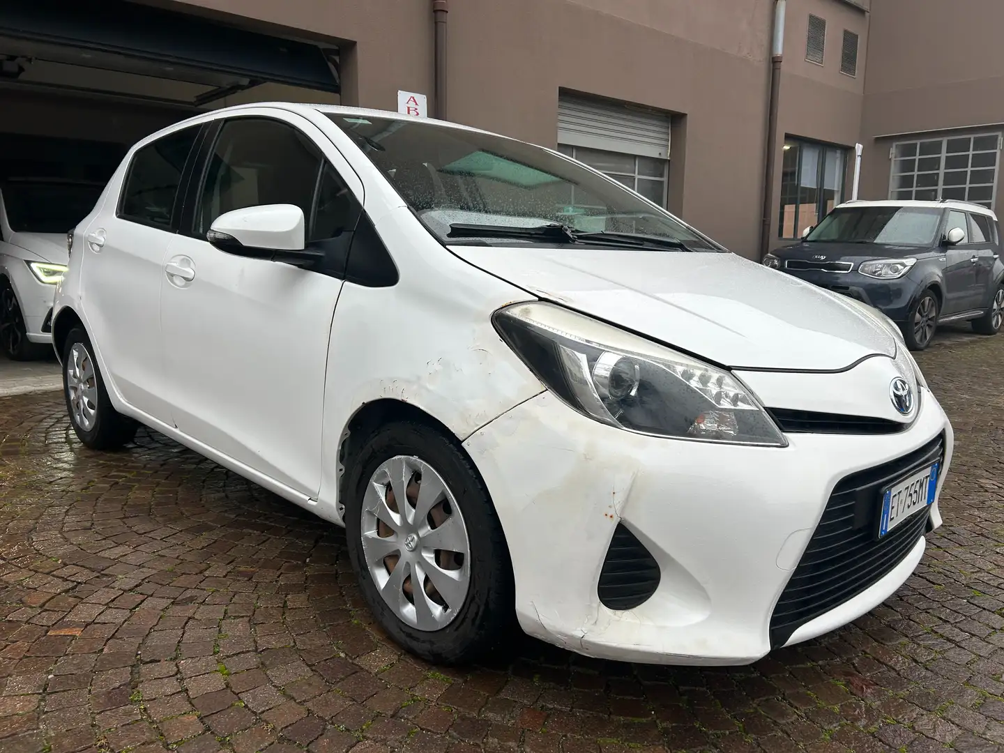 Toyota Yaris Yaris III 2014 5p 1.5h Lounge Bianco - 2