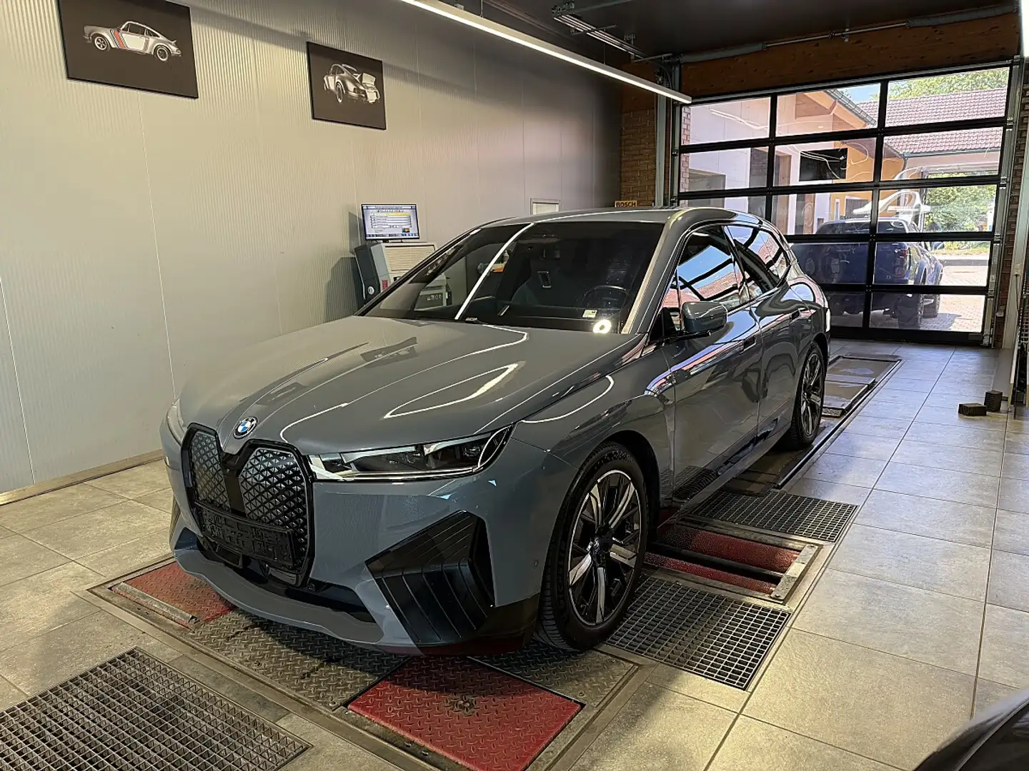 BMW iX IX xDrive 50 M-Sport Grau - 1