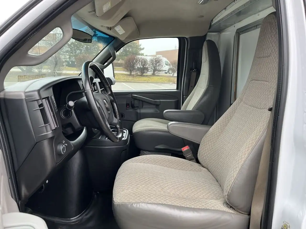 GMC Savana снимка GMC Savana