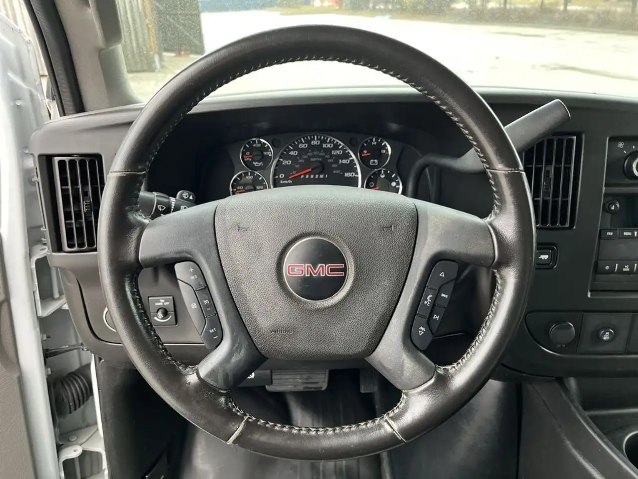 GMC Savana снимка GMC Savana