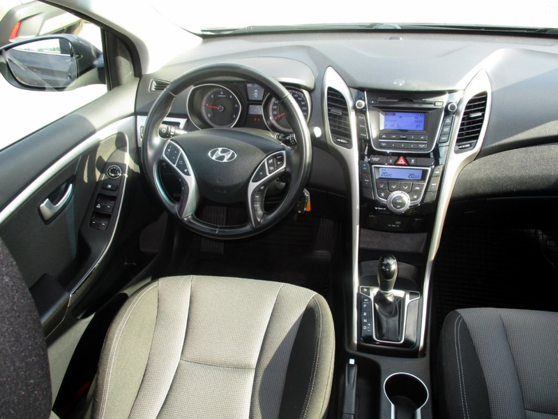Hyundai i30 - 5 Comfort 1,6 CRDi DCT 105m — photo 5