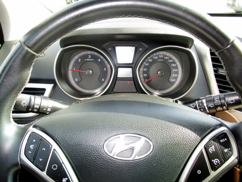 Hyundai i30 - 5 Comfort 1,6 CRDi DCT 105m — photo 7