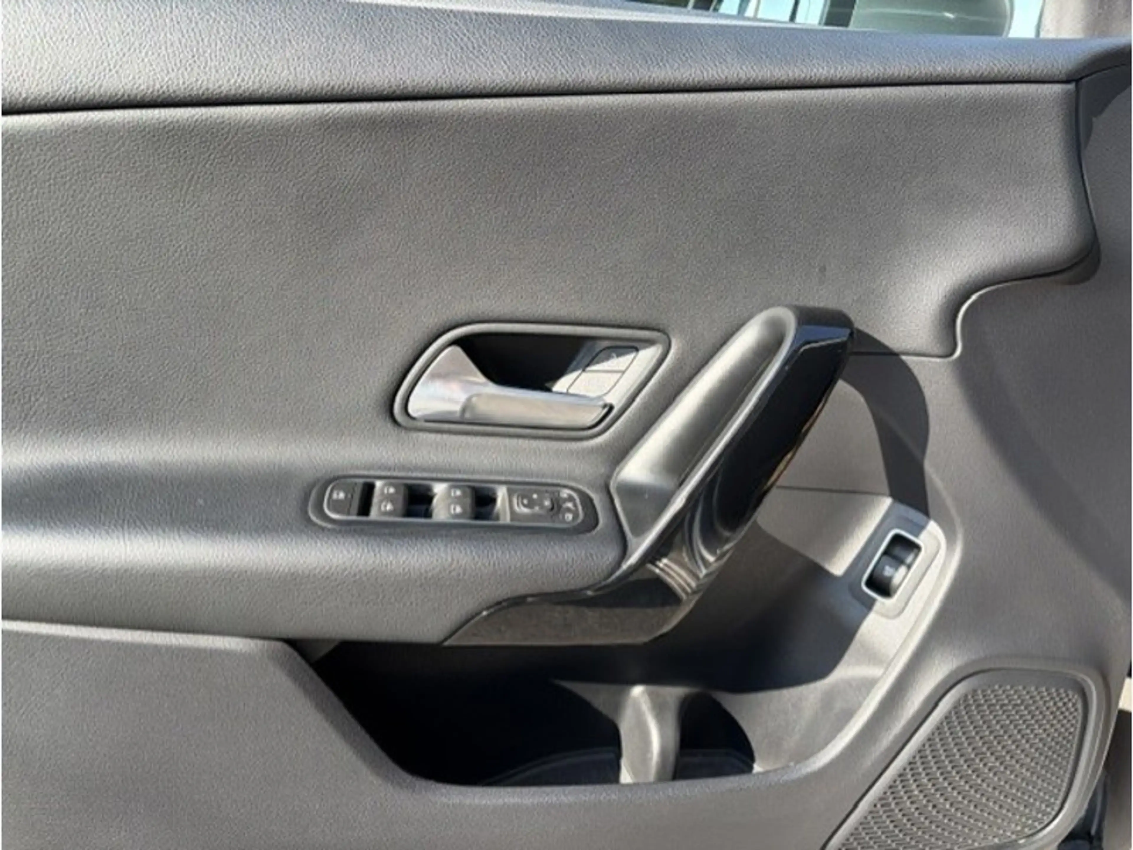 Mercedes-Benz CLA 180 Coupé Luxury Line — photo 11