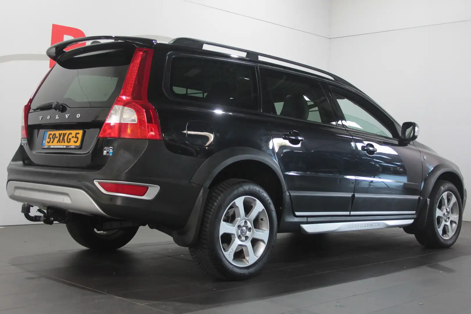 Volvo XC70 2.4 D5 Kinetic - Airco / Trekhaak / Parksens. acht Noir - 2
