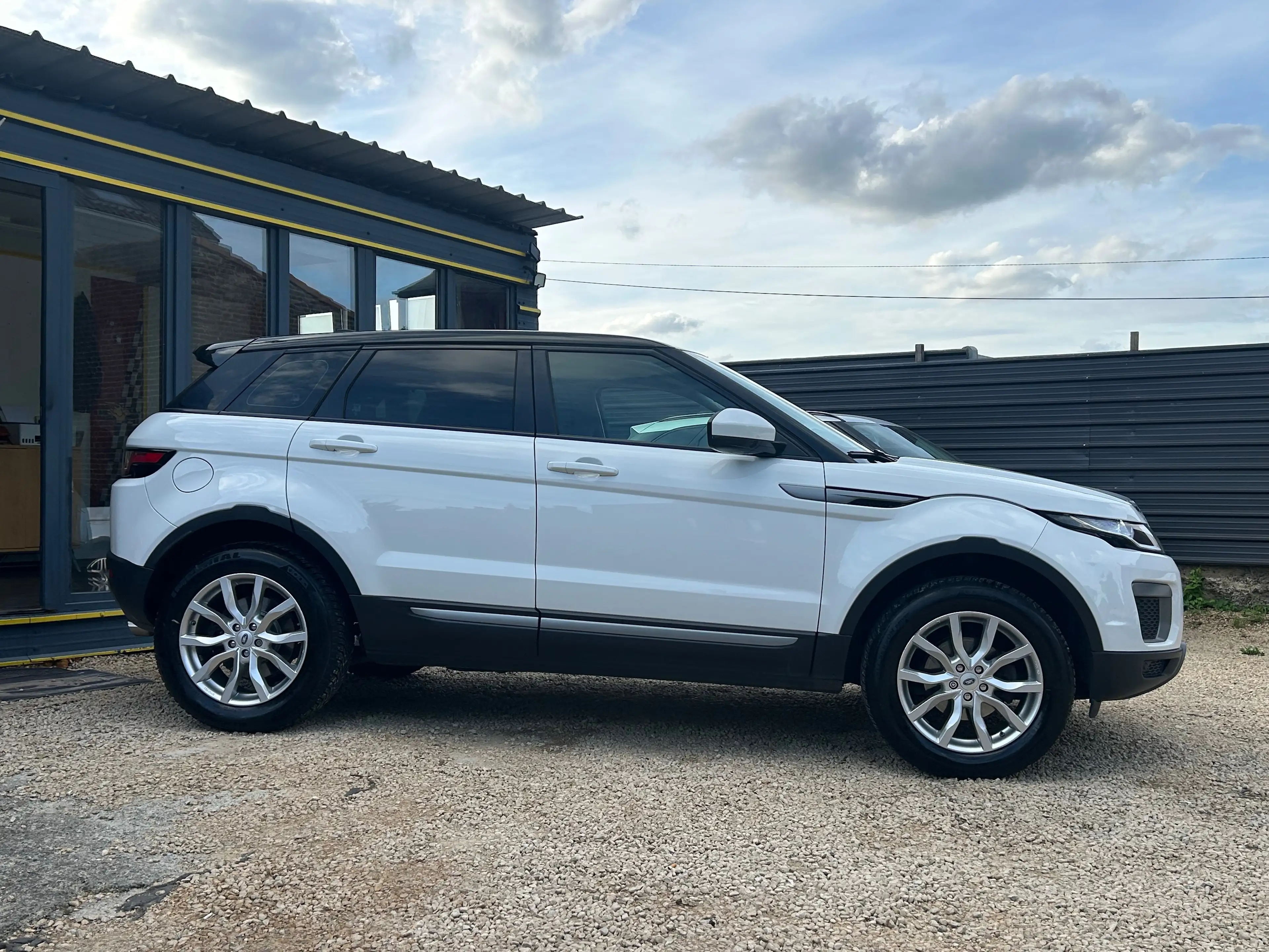 Land Rover Range Rover Evoque Evoque 2.0 eD4 2WD Urban Series Pure — photo 8