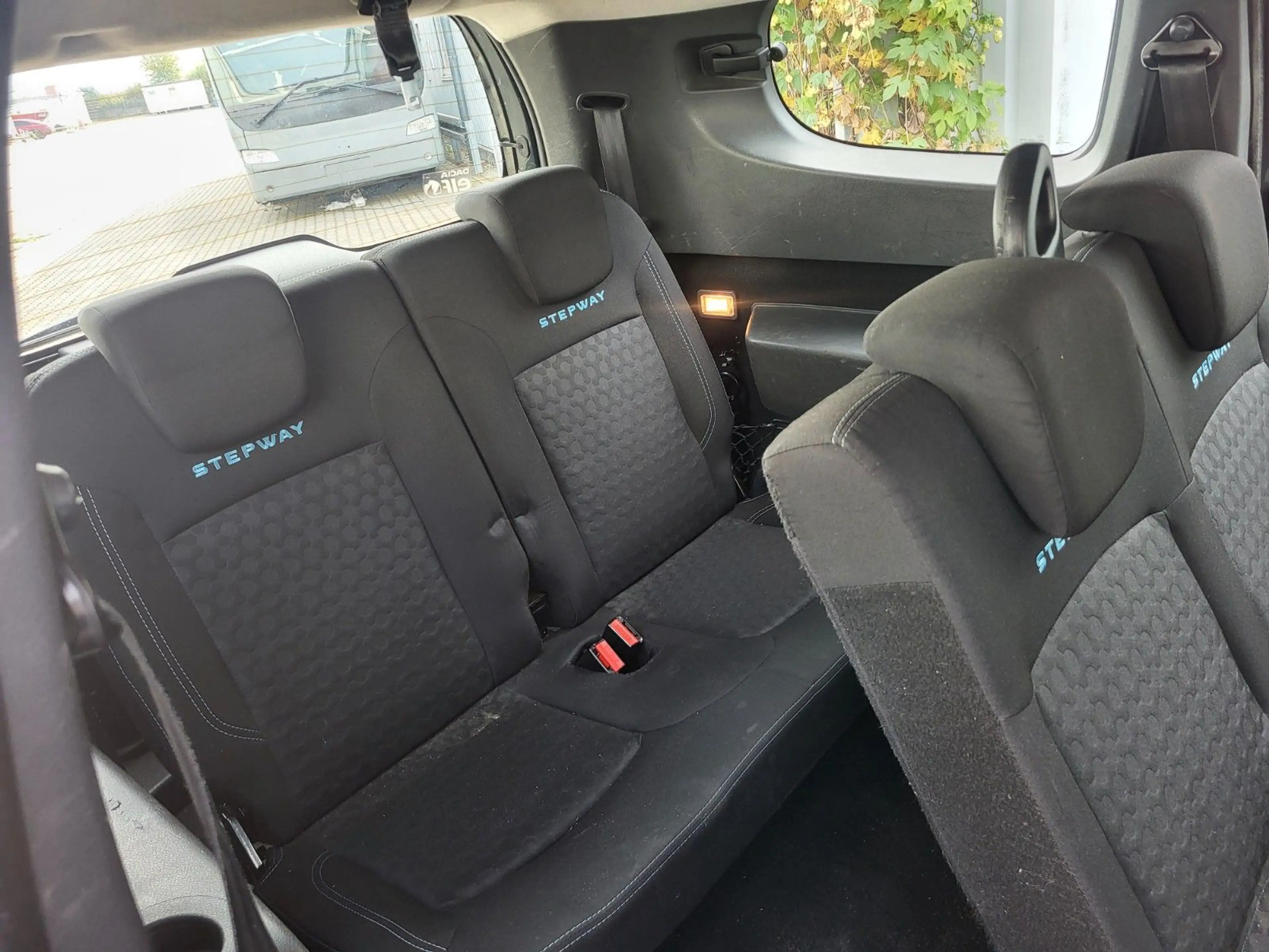Dacia Lodgy 1.2 TCe 115 Stepway/7-Sitze/AHK/1.HAND/Eu6 — photo 15