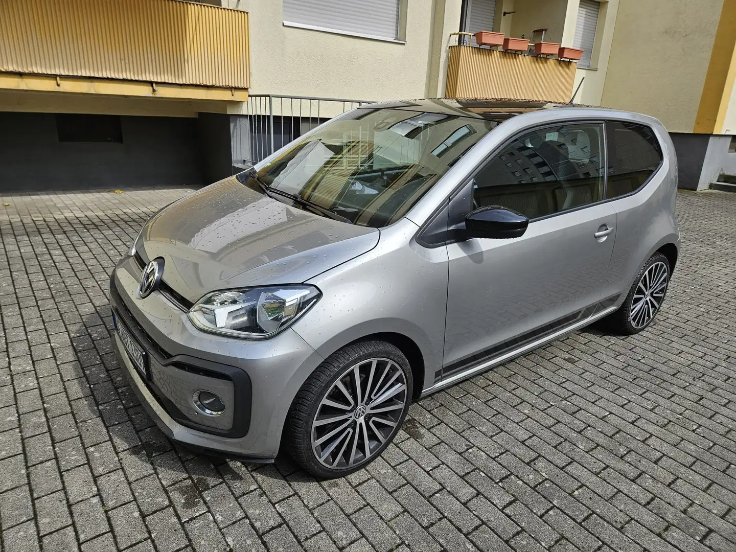 Volkswagen up! high up! TSI 133PS APR + Sport Auspuff Milltek Gümüş rengi - 1