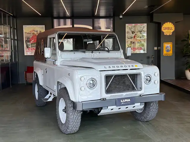 Land Rover Defender 90 2.5 td Soft Top 19J Ricond. "The world's style"