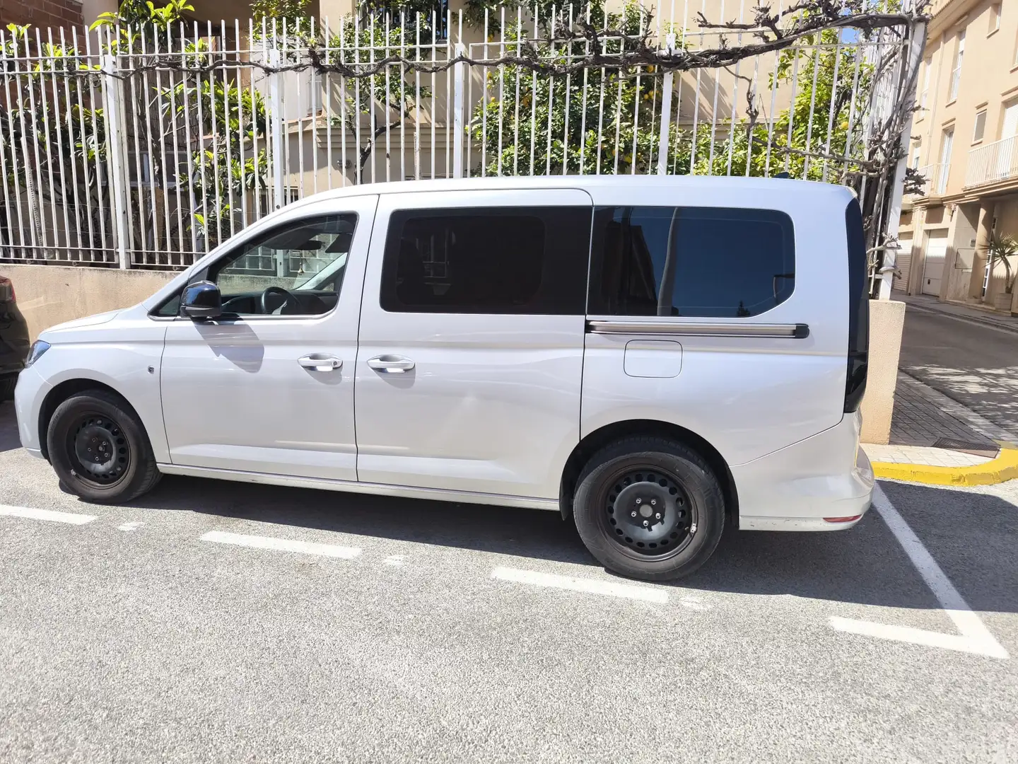 Volkswagen Caddy Caddy Maxi 2.0TDI Origin 75KW Origin Plateado - 1