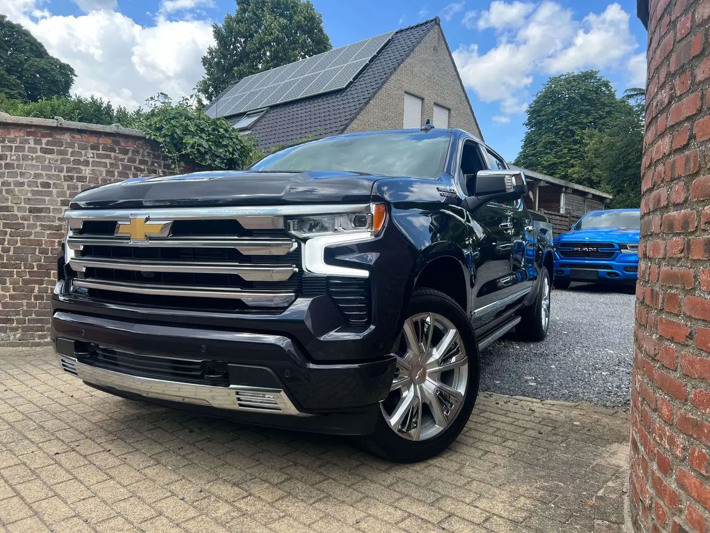 Chevrolet Silverado High Country 6.2 V8  € 72.900 ,-excl. btw Grau - 1