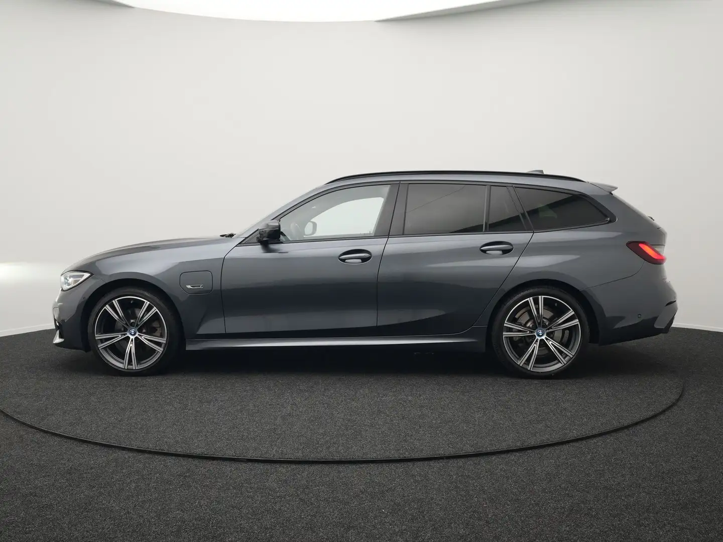 BMW 320 3-serie Touring 320e M Sport Plug In Hybrid Dealer Grijs - 2