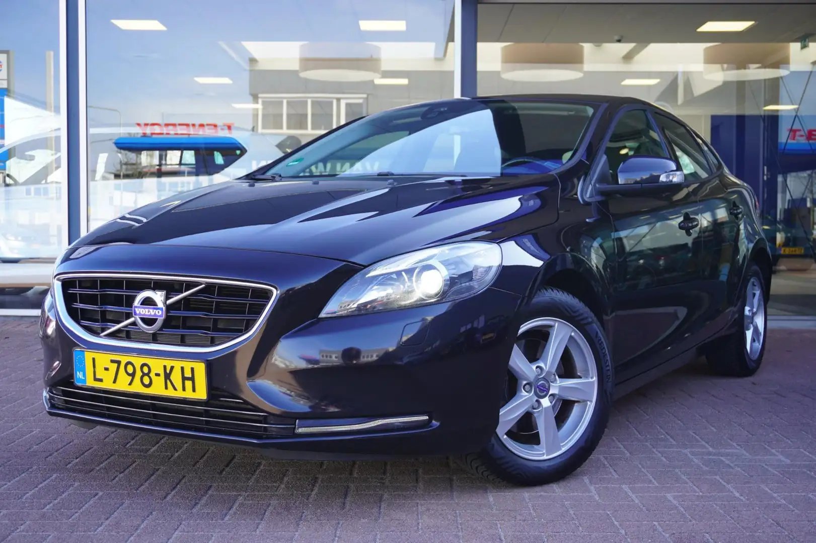 Volvo V40 1.6 T2 Summum | 5deurs | Airco | Elek. Pakket | LM Zwart - 1