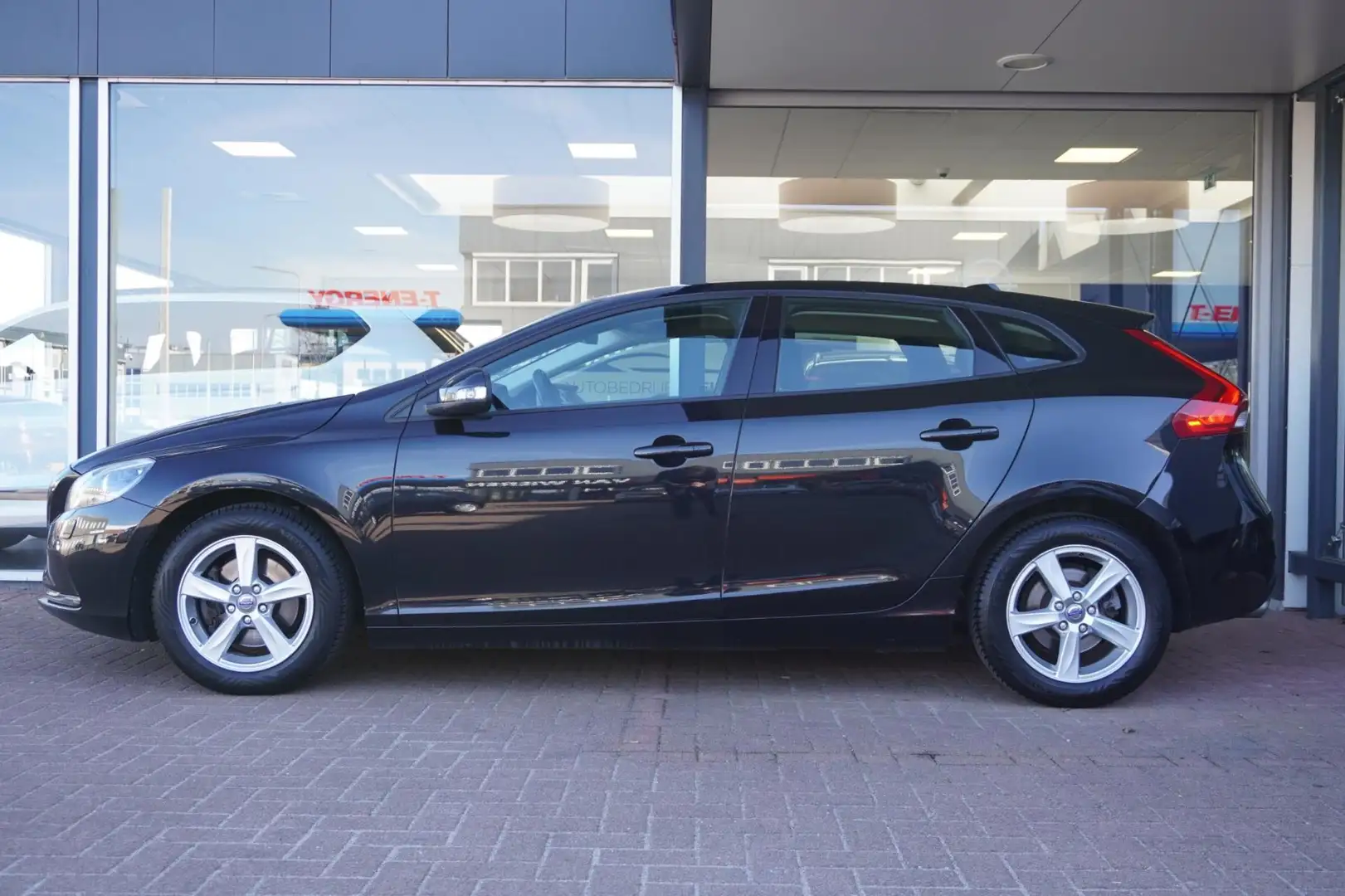 Volvo V40 1.6 T2 Summum | 5deurs | Airco | Elek. Pakket | LM Zwart - 2