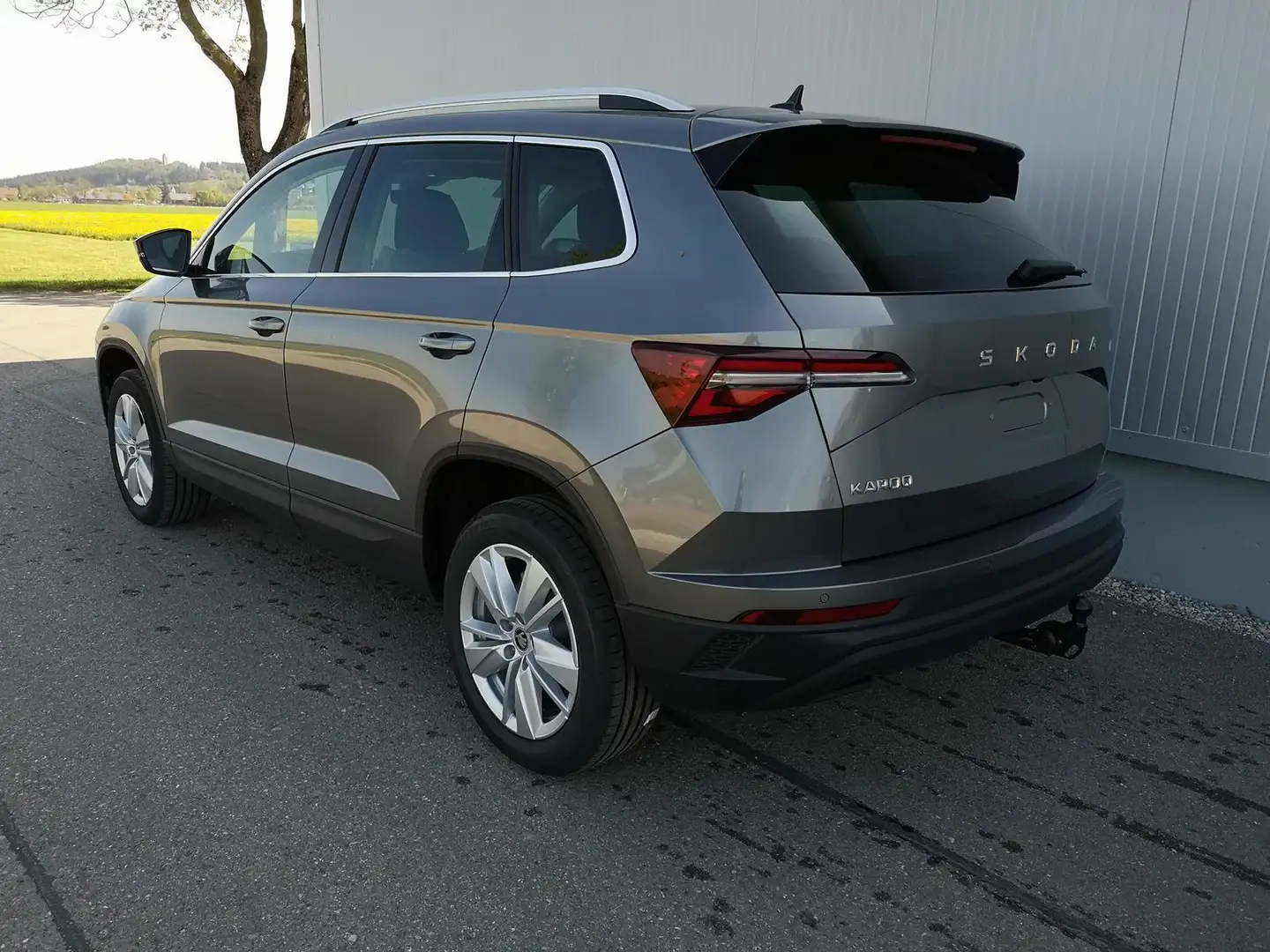 Skoda Karoq Selection 1.5 TSI DSG ABT GV5 AHK 17 Ladeb 140 ... Grau - 2