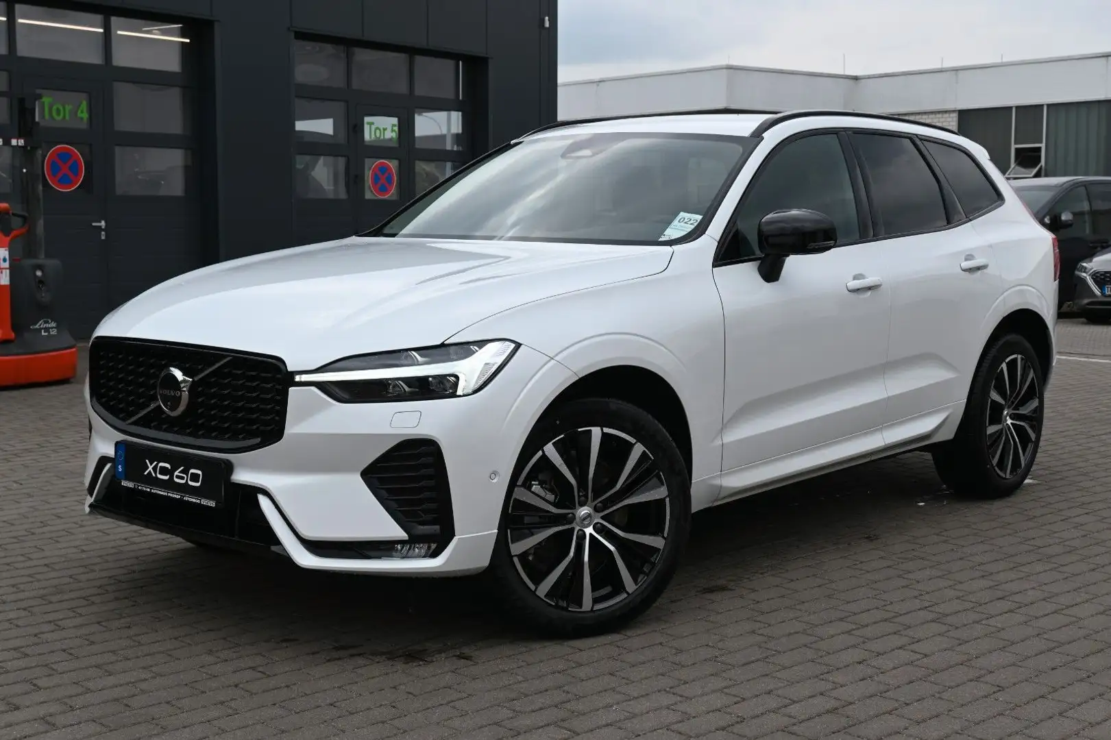 Volvo XC60 B4 D Autom. Plus Dark*STDHZG*360°*H&K*ACC Weiß - 1