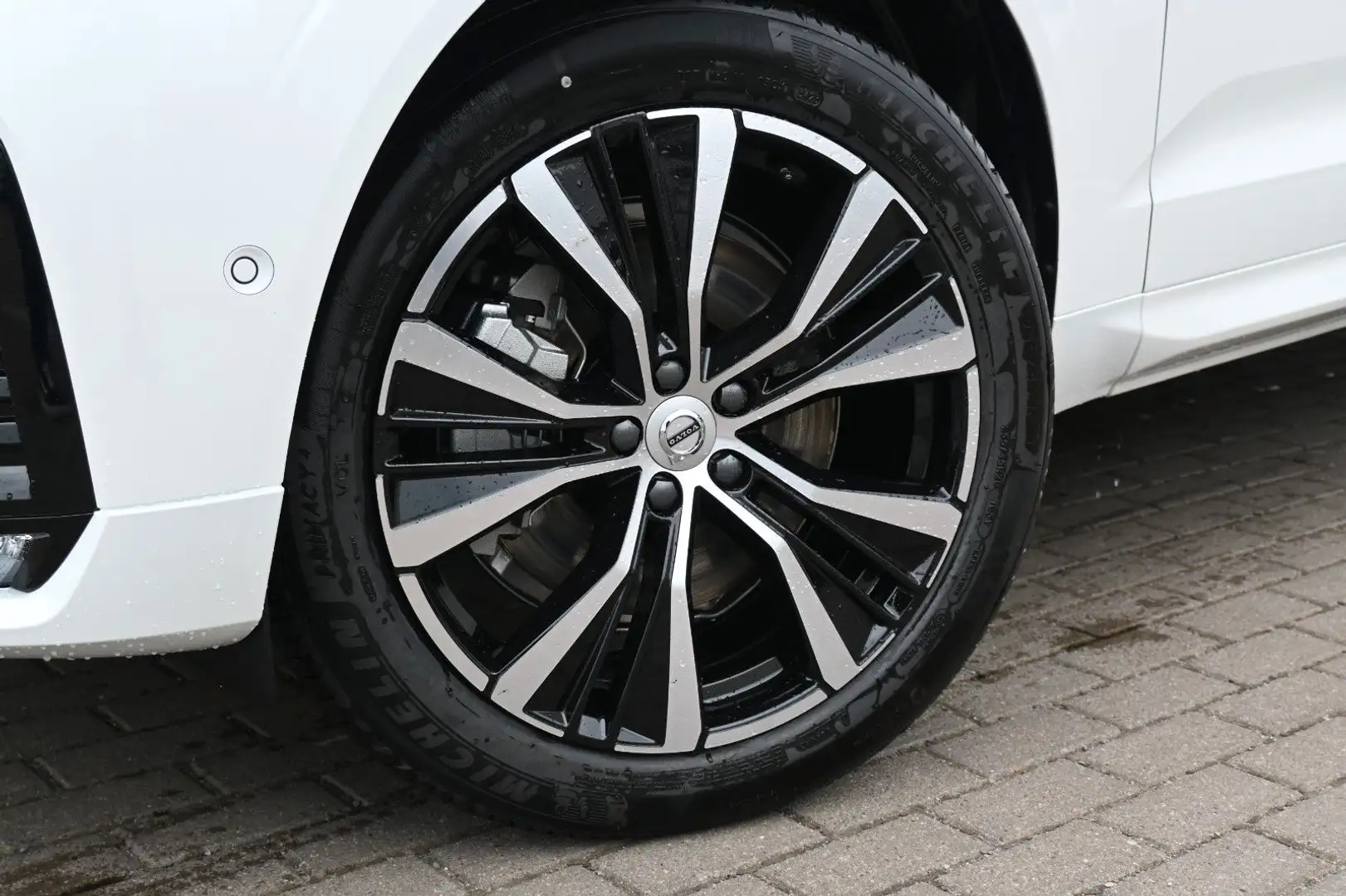 Volvo XC60 B4 D Autom. Plus Dark*STDHZG*360°*H&K*ACC Weiß - 2