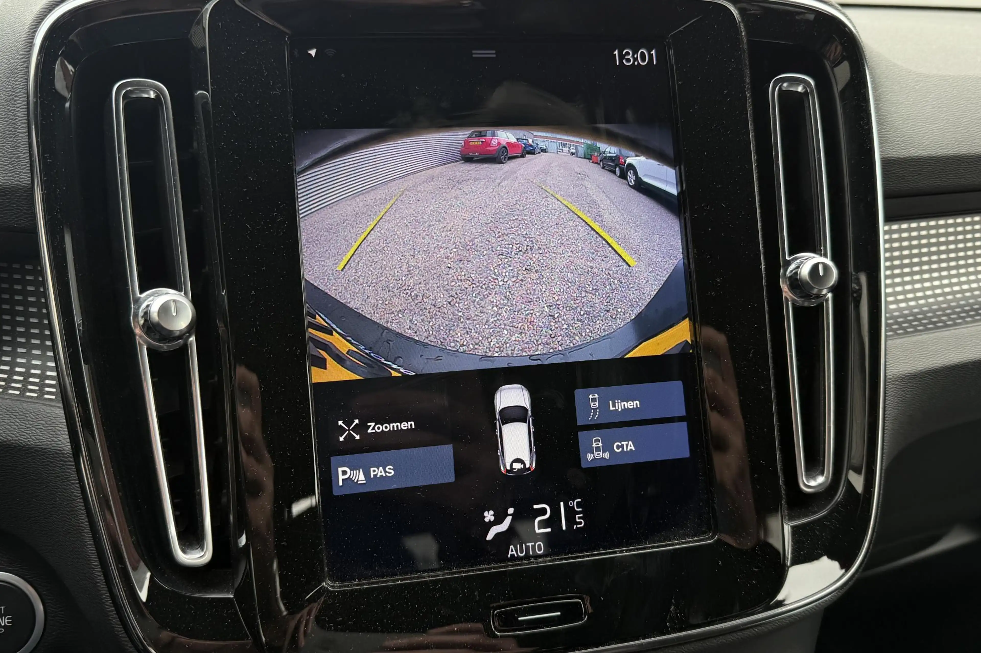 Volvo XC40 T5 Twin Engine R-Design — photo 13