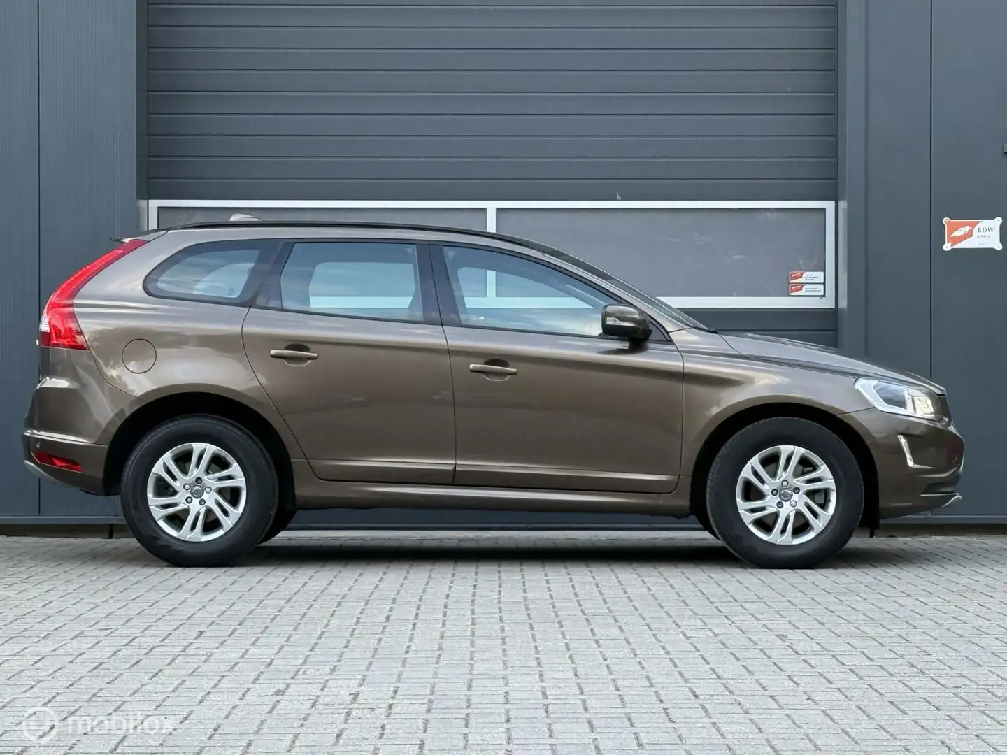 Volvo XC60 2.0 D3 FWD Polar Navi/Winterline/Unieke KMs/Dealer Brun - 1