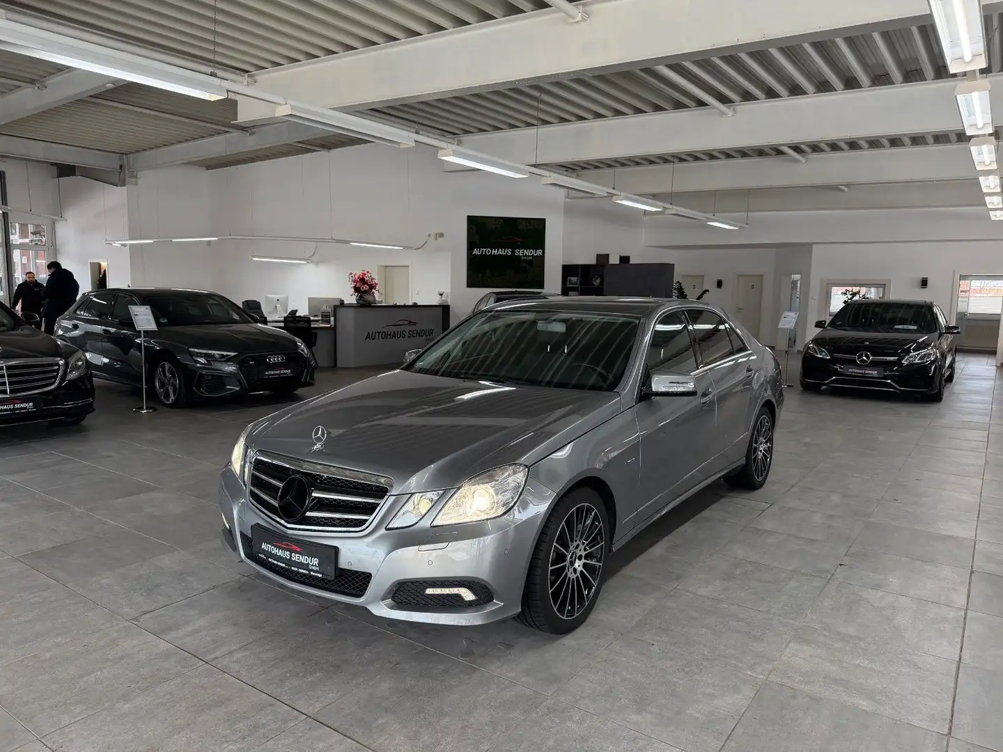 Mercedes-Benz E 200 CGI BlueEfficiency *NAVI*LEDER*KLIMA Argent - 2