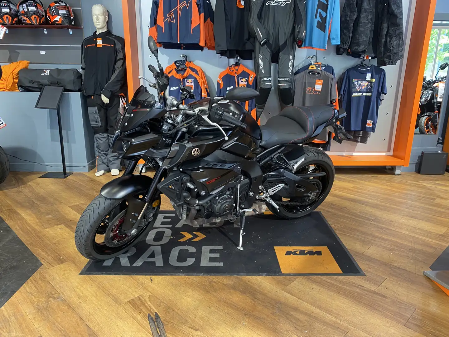 Yamaha MT-10 Fekete - 2