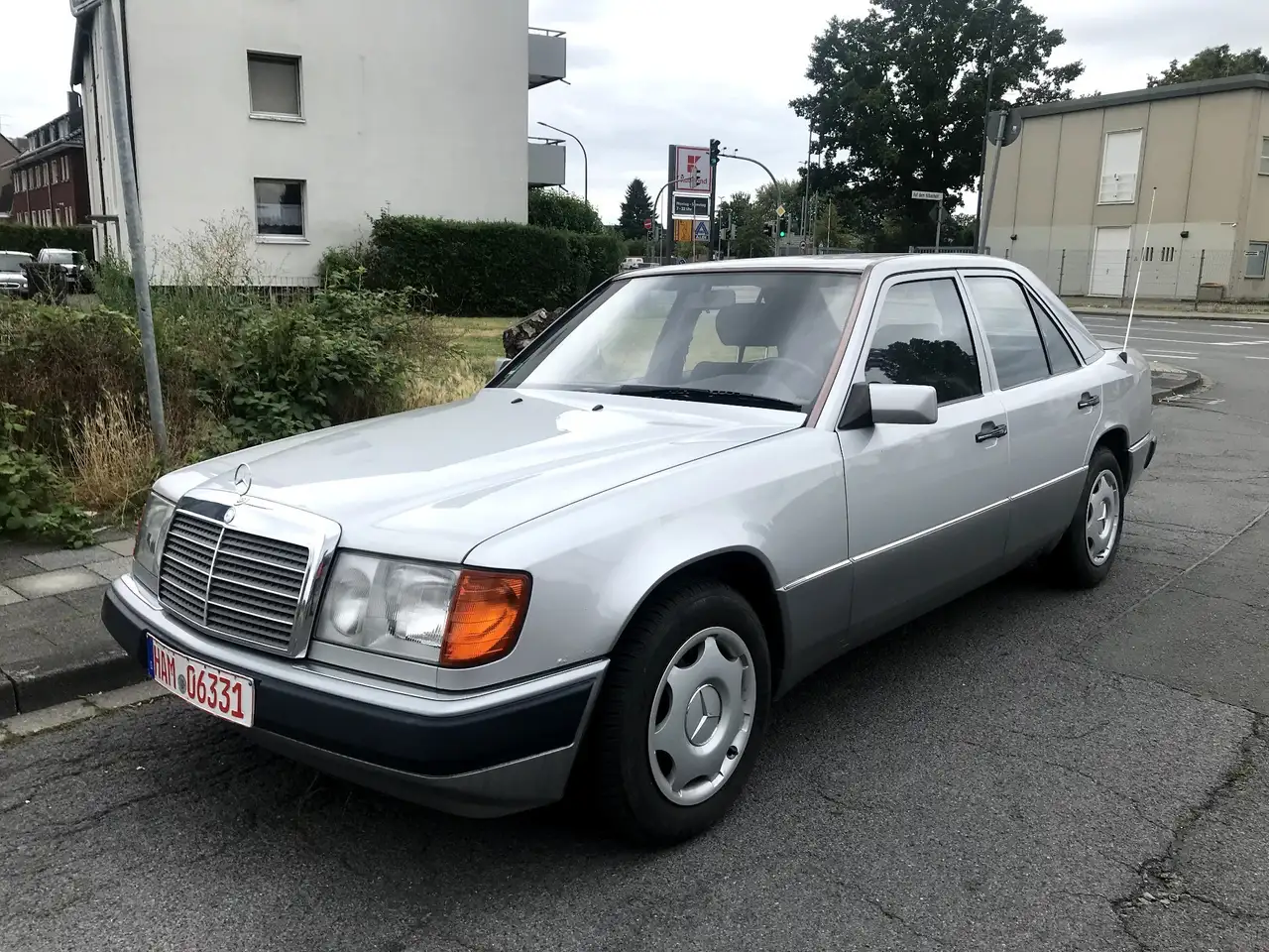Mercedes-Benz E 230 Limousine in Silber gebraucht in Hamm für € 4.250,-