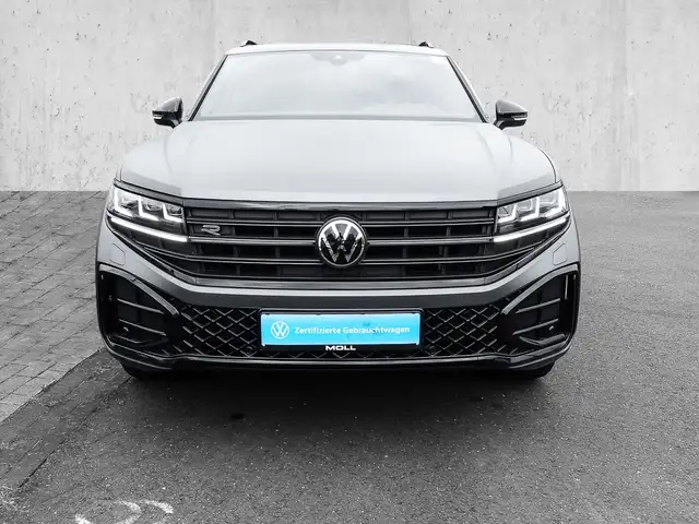 Volkswagen Touareg view 4