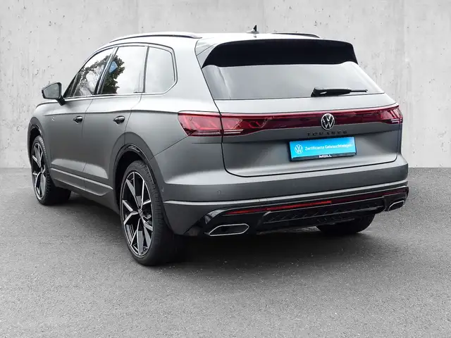 Volkswagen Touareg view 3