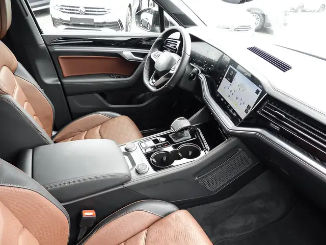 Volkswagen Touareg view 6