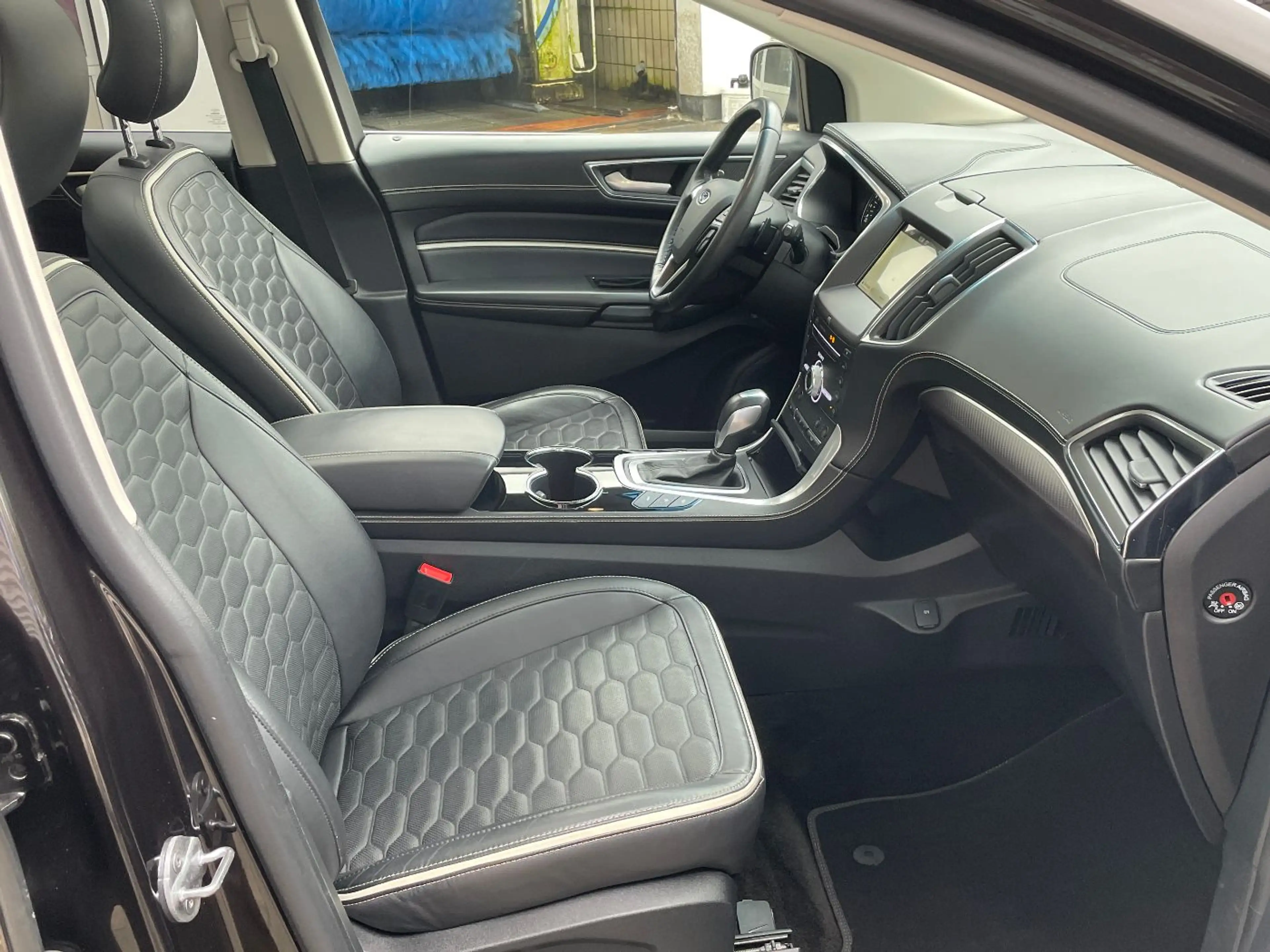Ford Edge 4x4 Vignale Standheiz. Leder Glasdach Navi — photo 23