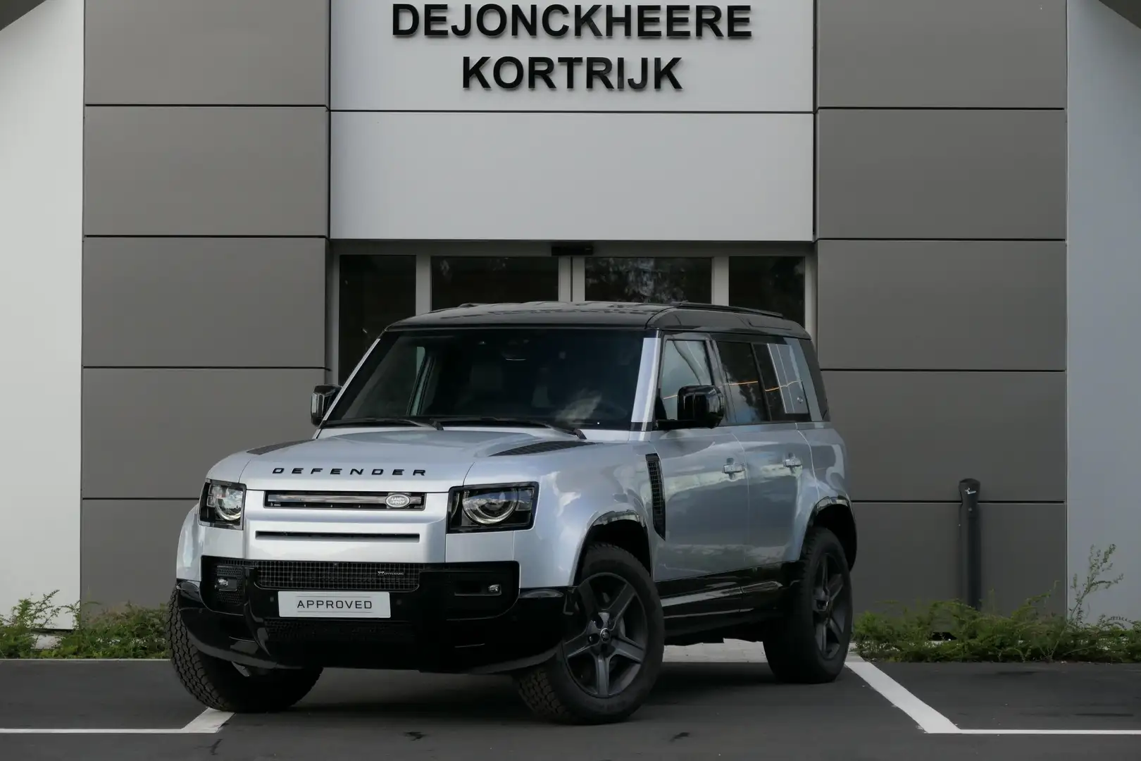 Land Rover Defender 3.0 110 300 PK X-DYNAMIC SE Grijs - 1