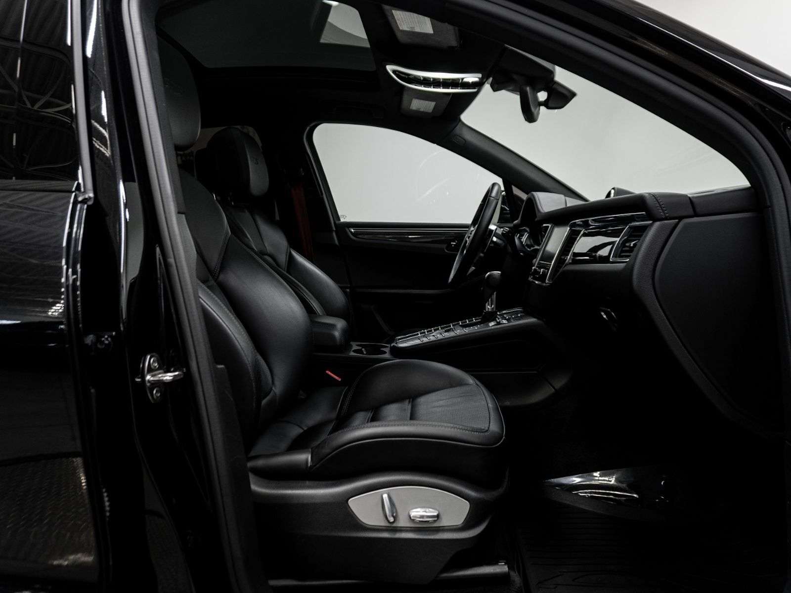 2017 Porsche Macan | One Owner, No Accidents, Full Service History, L alt 5