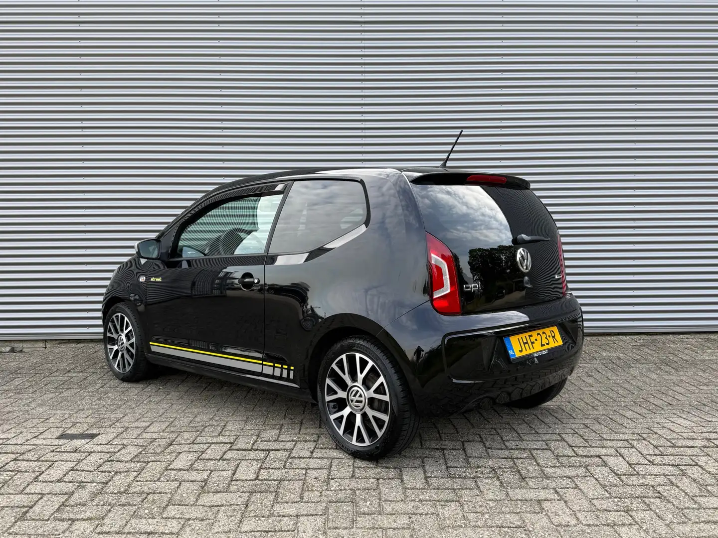 Volkswagen up! 1.0 Street up! BlueMotion | Airco | Stoelverw. | 8 Zwart - 2