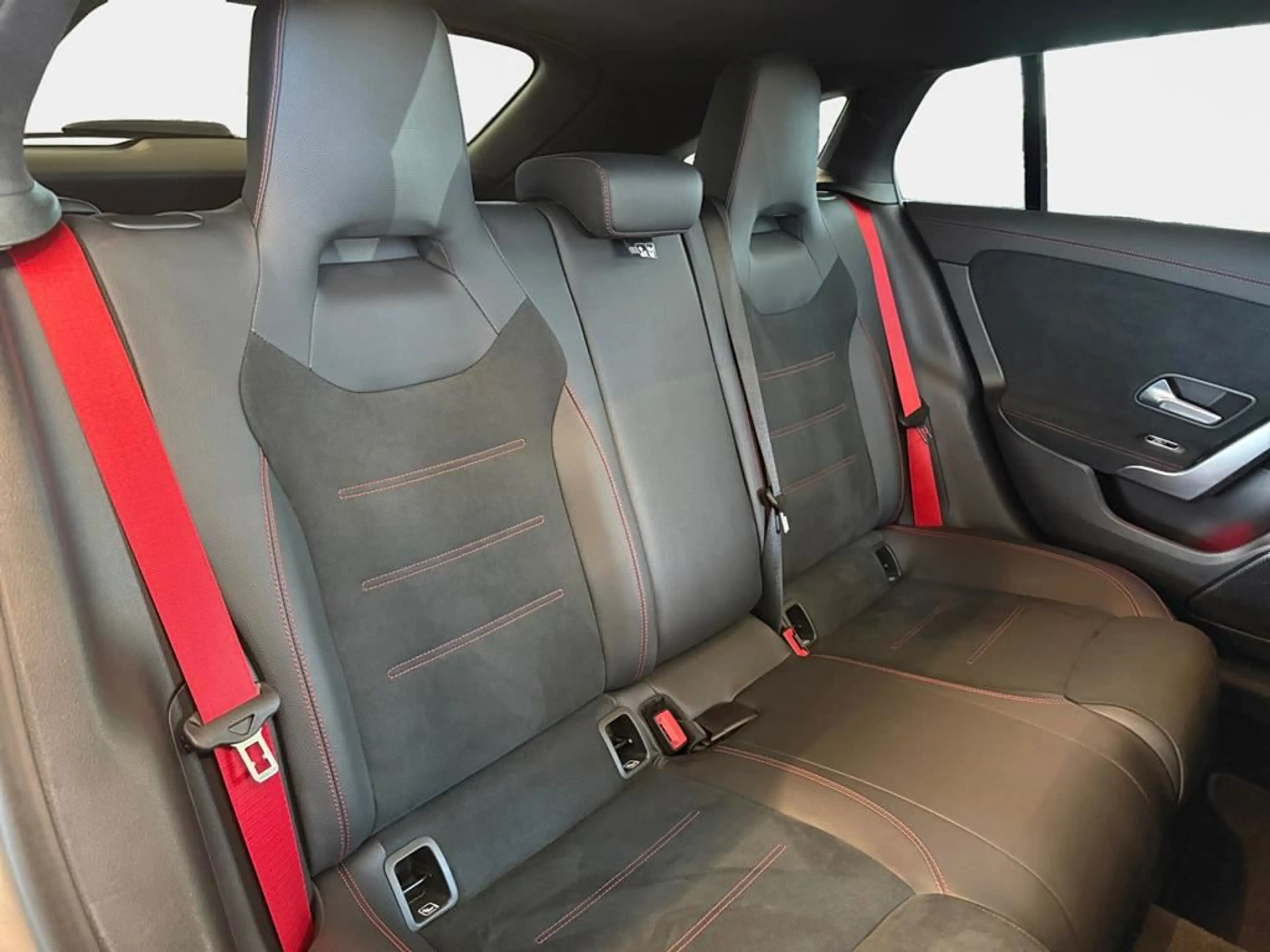 Mercedes-Benz CLA 45 AMG — photo 13