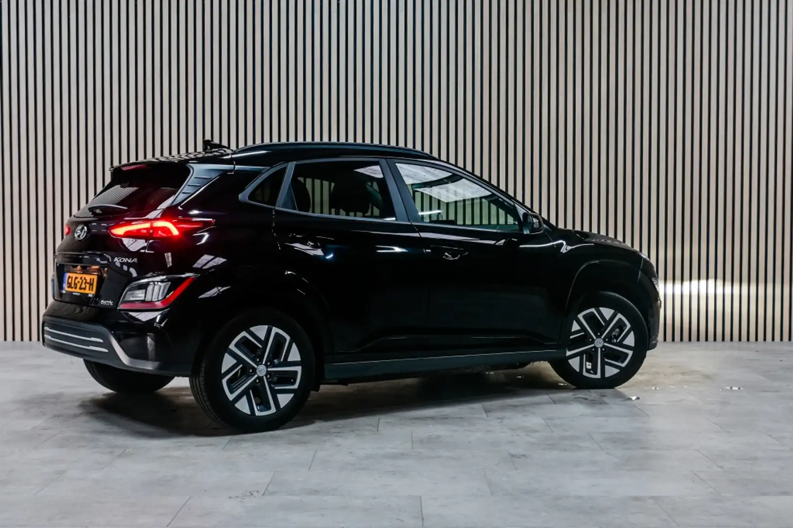 Hyundai KONA 64 kWH | PREMIUM SKY | PANO | WARMTEPOMP | STOELVE Zwart - 2