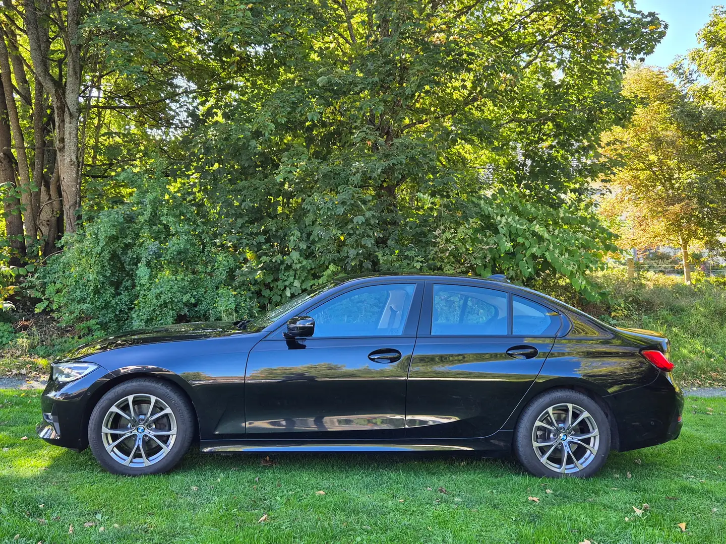 BMW 320 320 d Sport Line *LED*NAVI*KAMERA* Schwarz - 2