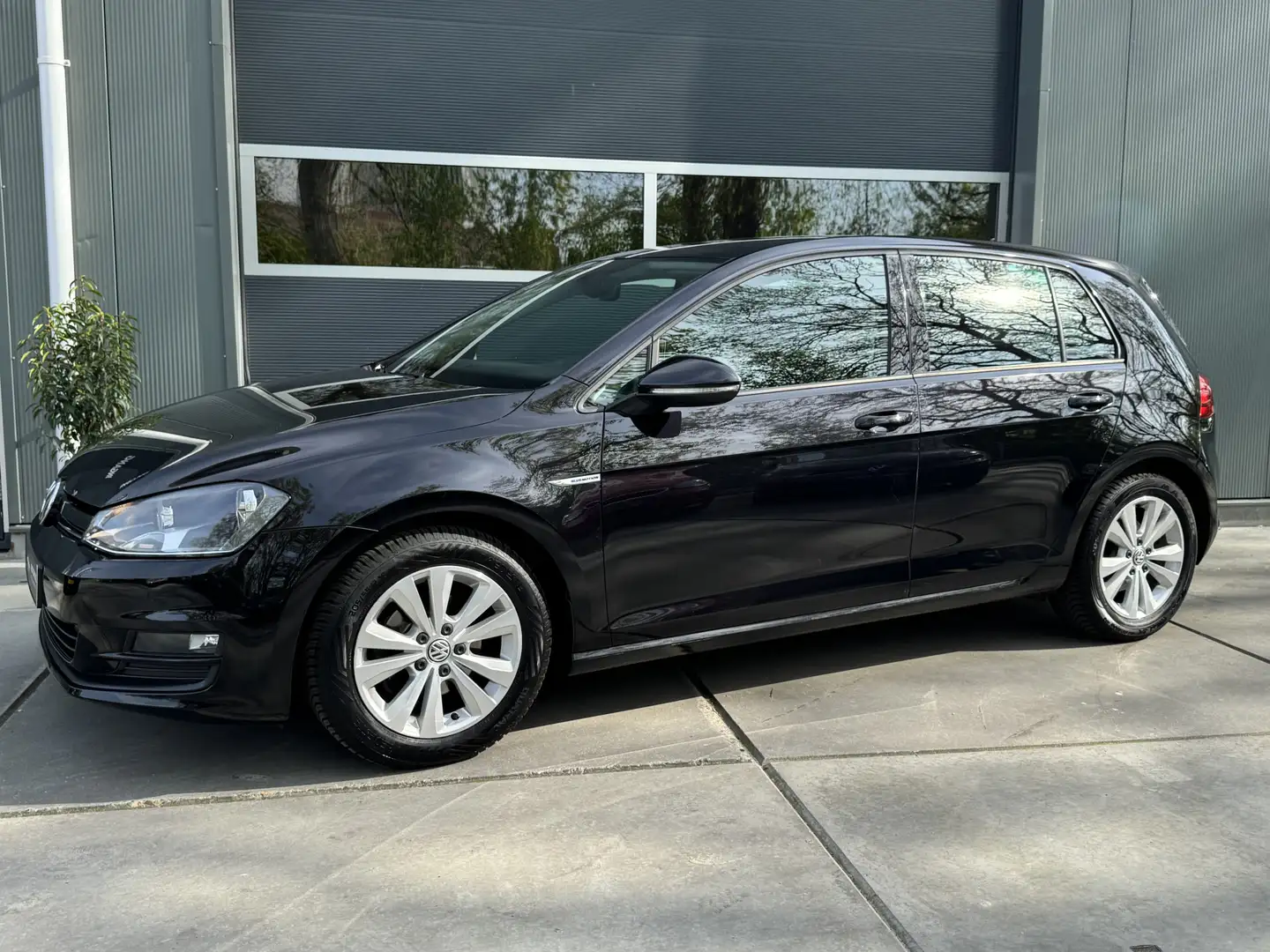 Volkswagen Golf 1.0 TSI 115pk H6 Comfortline Climatecontrol Navi P Zwart - 2