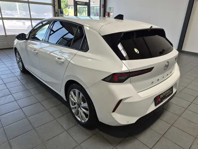 Opel Astra view 4