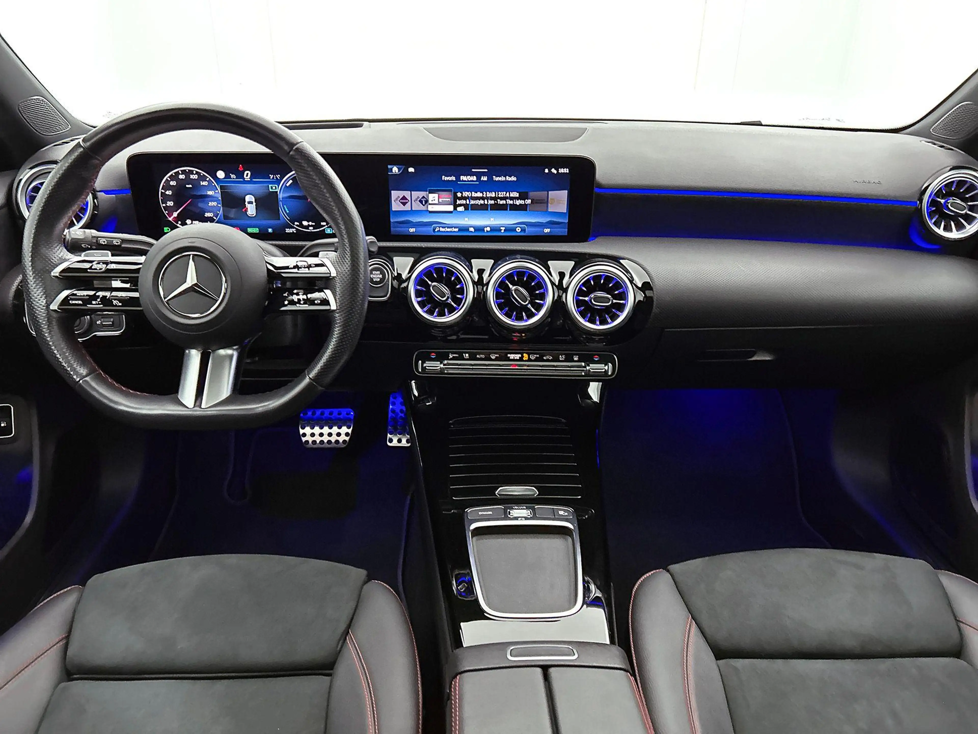 Mercedes-Benz A 250 A e AMG Line — photo 3