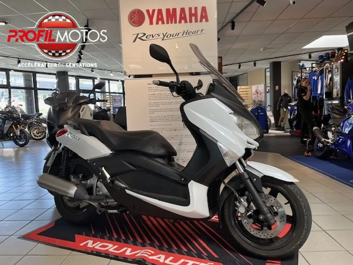 Yamaha X-Max 250 Bílá - 1